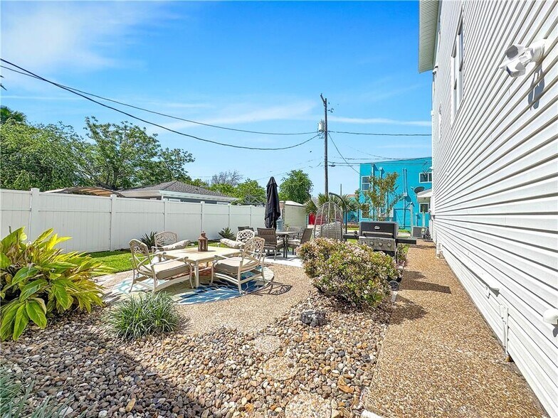 More Photos Of 1601 Ocean Dr, Corpus Christi Apartments For Sale