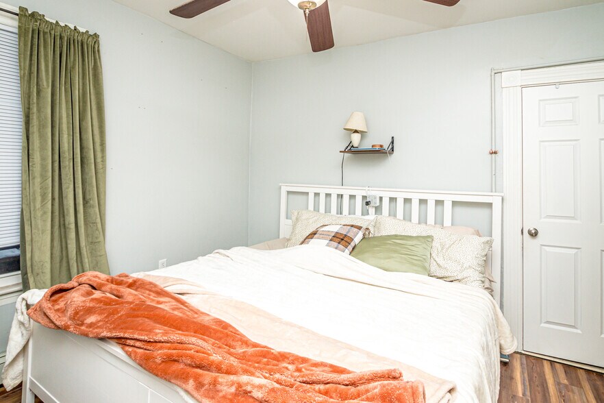 More Photos Of 12 Middle St, Lancaster Flex For Sale