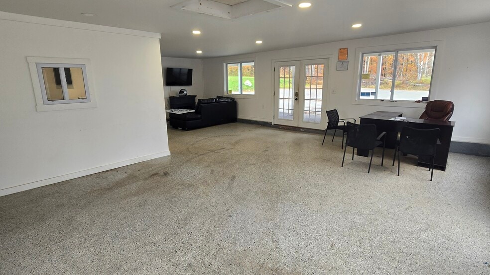 More Photos Of 187 Dover Rd, Chichester Freestanding For Sale