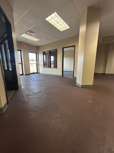 More Photos Of 639 E Madison Ave, Bastrop Office For Lease