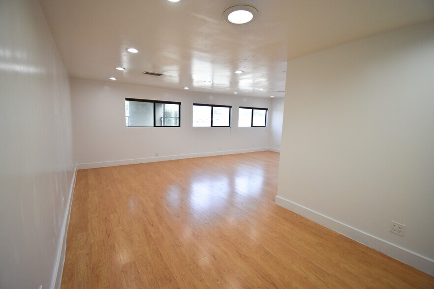 More Photos Of 19709 Ventura Blvd, Woodland Hills Office For Lease