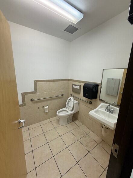 More Photos Of 5765 S Rainbow Blvd, Las Vegas Office For Lease