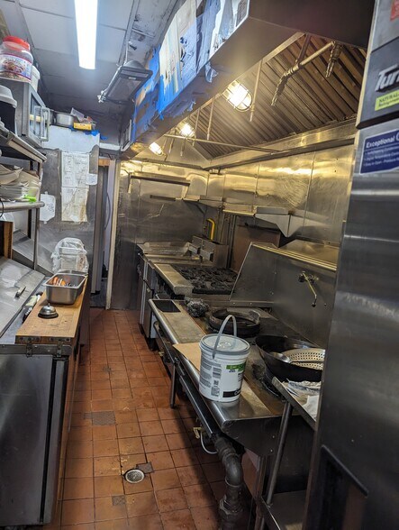 More Photos Of 480 Ninth Ave, New York Convenience Store For Lease