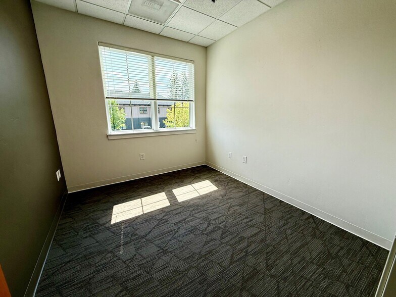 More Photos Of 2855 NW Crossing Dr, Bend Medical For Lease
