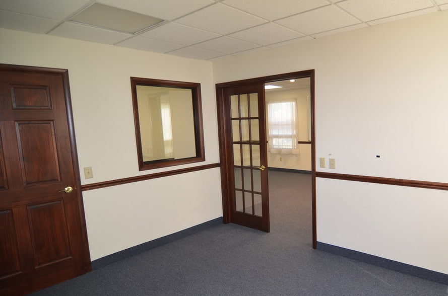 More Photos Of 107 W Main St, Clinton Office For Lease