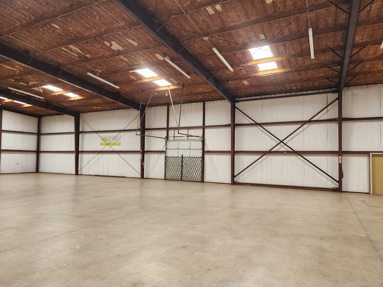 More Photos Of 1841 W Division St, Arlington Industrial For Sale