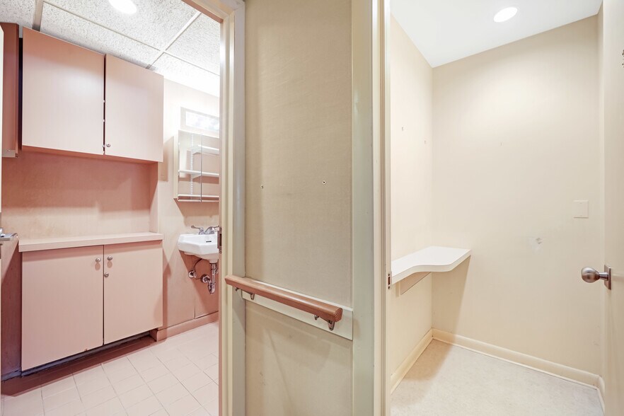 More Photos Of 385 S Maple Ave, Glen Rock Medical For Lease