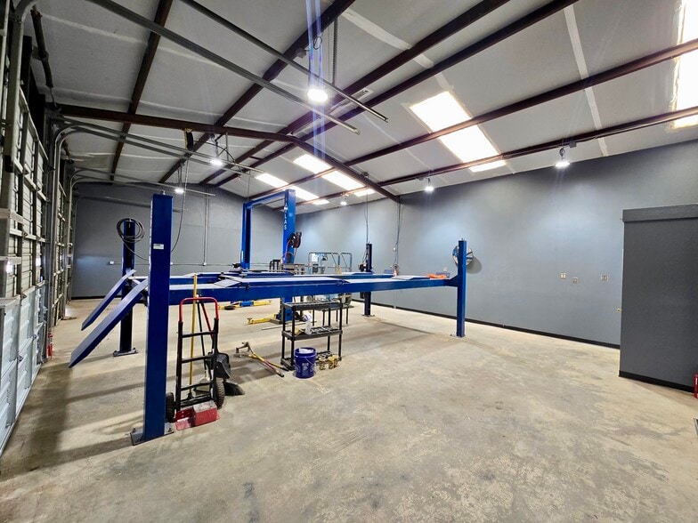 More Photos Of 16299 Fm 1325, Austin Auto Repair For Sale