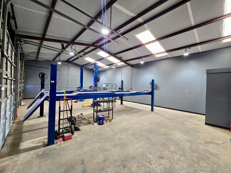 More Photos Of 16299 Fm 1325, Austin Auto Repair For Lease