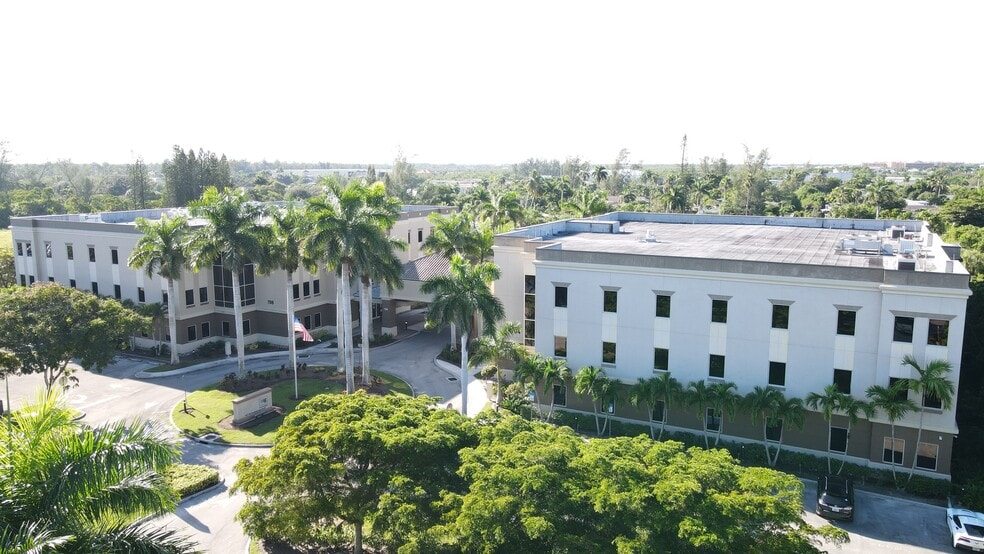 More Photos Of 704 Goodlette-Frank Rd N, Naples Unknown For Lease