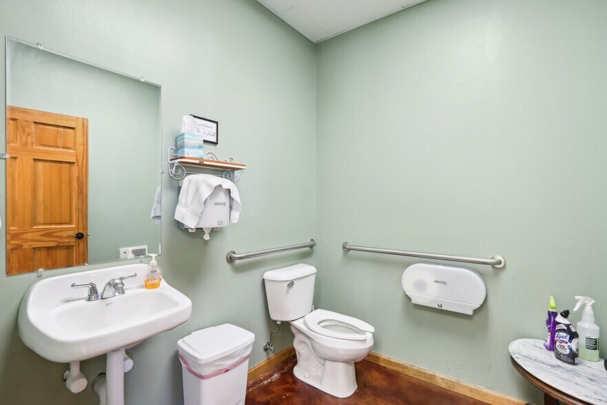 More Photos Of 680 Enterprise Dr, Lake Mills Freestanding For Lease