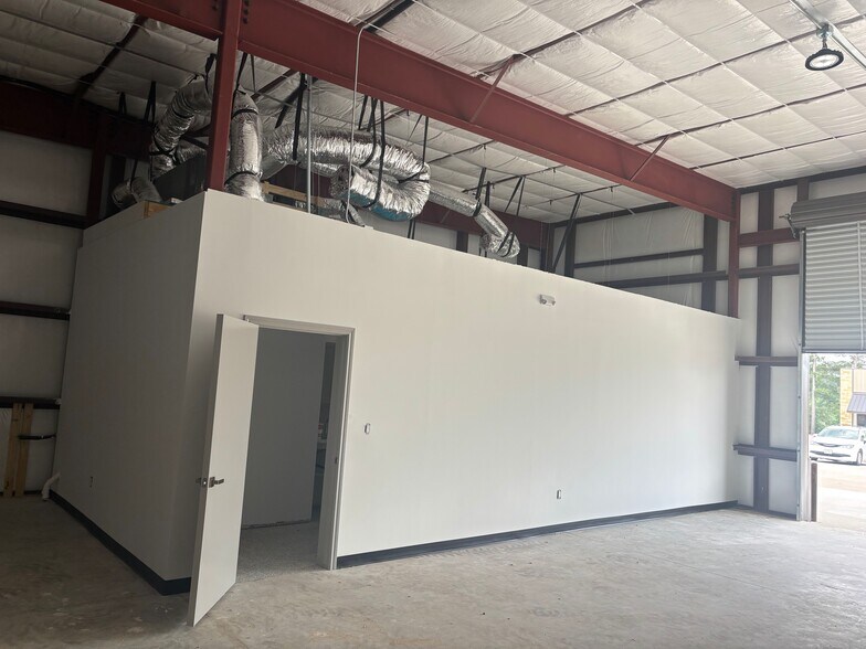 More Photos Of 1905 Longmire Rd, Conroe Unknown For Lease