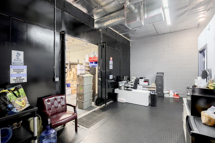 More Photos Of 3210 N San Fernando Blvd, Burbank Warehouse For Sale