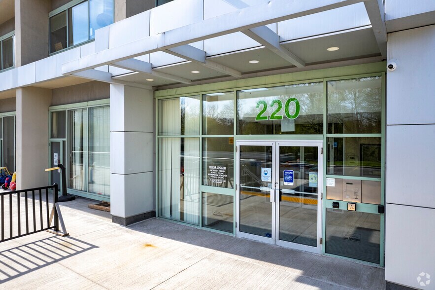 More Photos Of 220 Duncan Mill Rd, Toronto Office For Sale