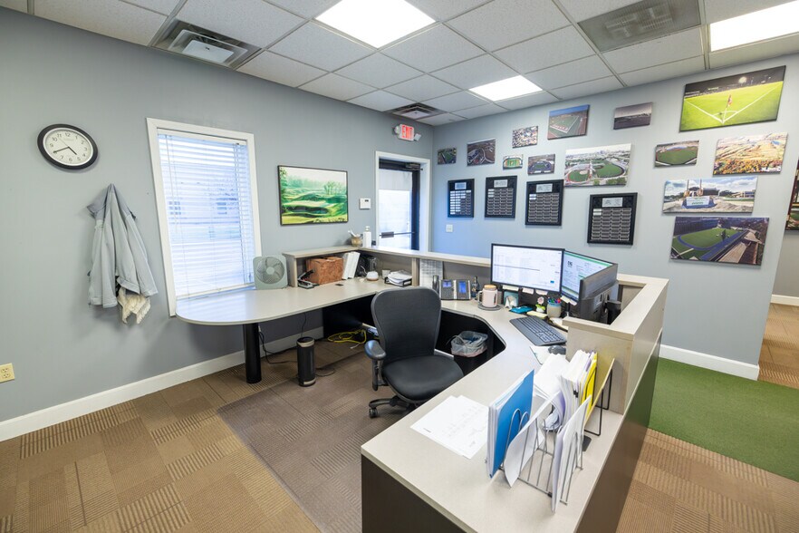 More Photos Of 1621 Se Summit St, Lee's Summit Light Distribution For Sale