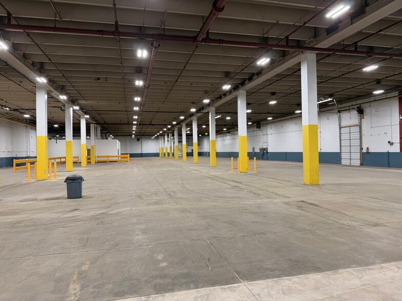 More Photos Of 4500 W Chicago Ave, Chicago Manufacturing For Lease
