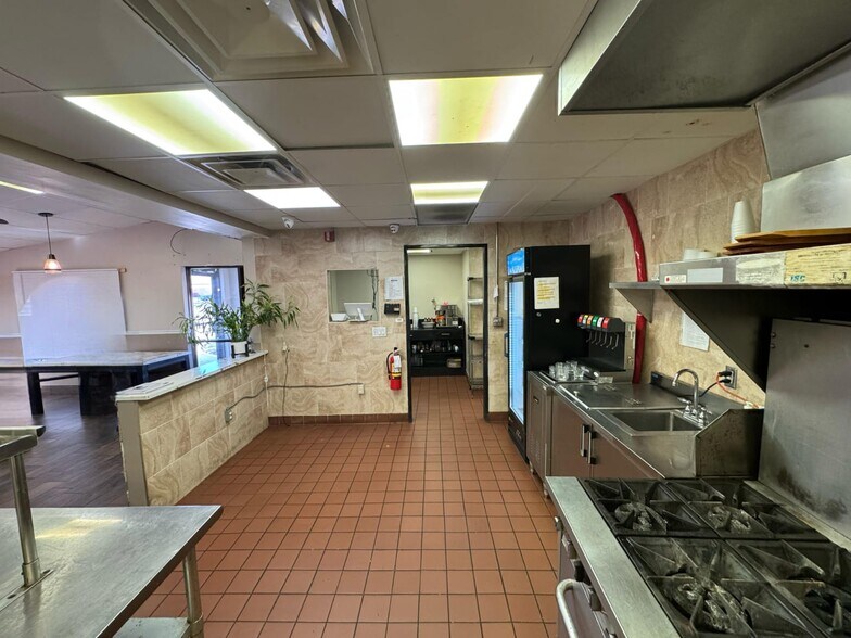 More Photos Of 1297 Fort St, Wyandotte Restaurant For Sale