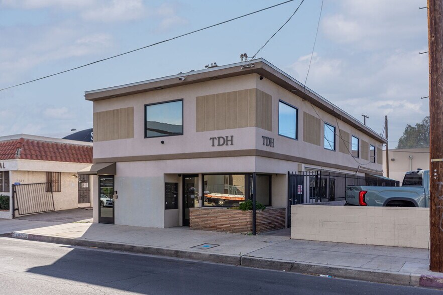 More Photos Of 7131-7133 Darby Ave, Reseda Office For Sale
