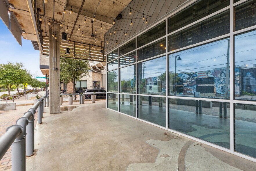 More Photos Of 340 Singleton Blvd, Dallas Restaurant For Lease