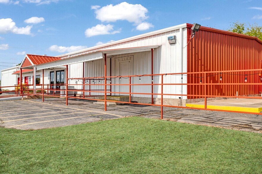 More Photos Of 3610 N Main St, Paris Restaurant For Sale