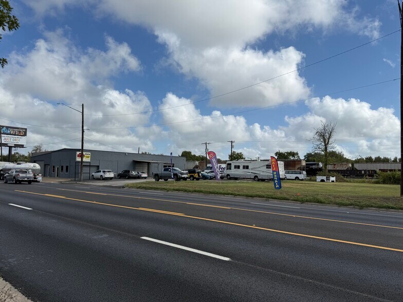 More Photos Of 1111 S Market St, Hearne Flex For Sale