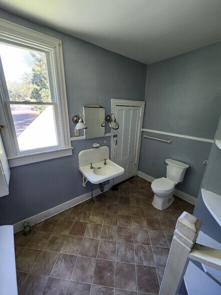 More Photos Of 432 E Main St, Gallatin Office Residential For Sale