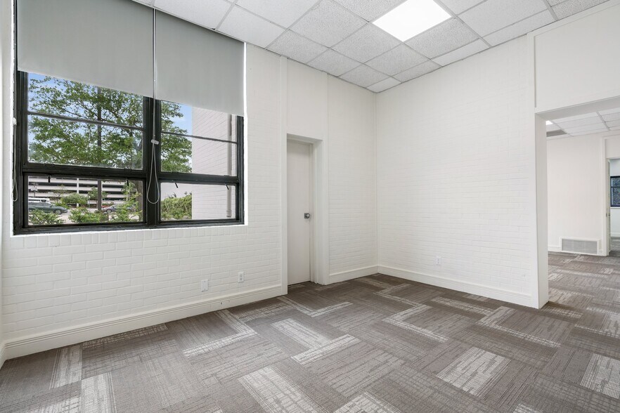 More Photos Of 702 N Thompson St, Conroe Office For Sale