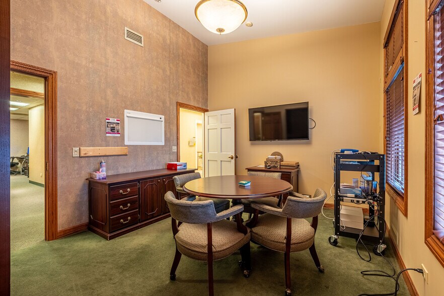 More Photos Of 1303 Macom Dr, Naperville Medical For Lease