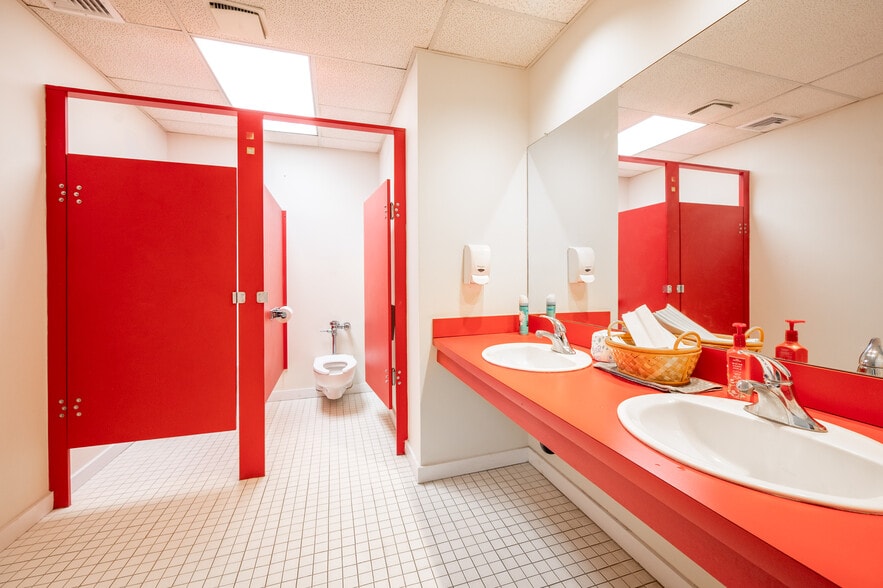 More Photos Of 604 Federal Rd, Brookfield Light Manufacturing For Lease