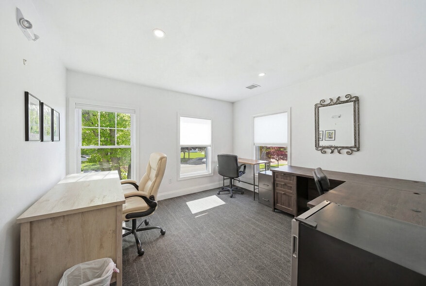 More Photos Of 367 Main St, Oxford Office For Sale