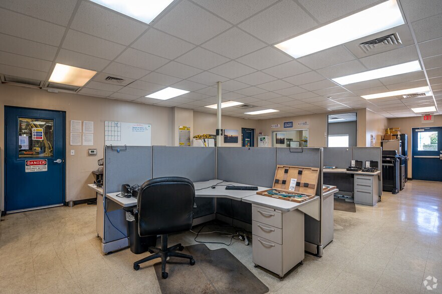 More Photos Of 9450 W Wingfoot Rd, Houston Manufacturing For Lease