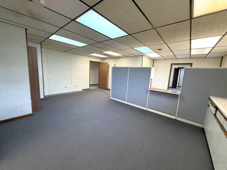 More Photos Of 305 N Mason St, Carrollton Office For Sale