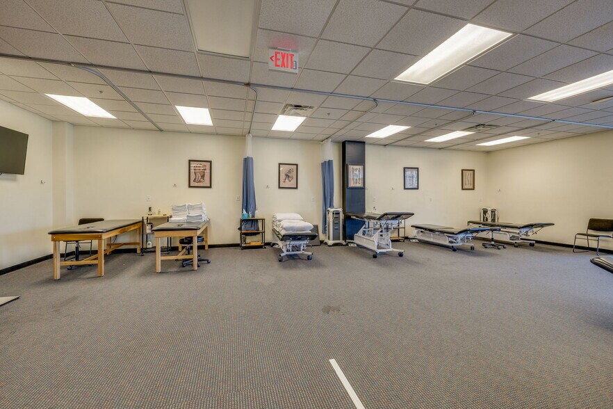 More Photos Of 400-444 Clinchfield St, Kingsport Medical For Sale