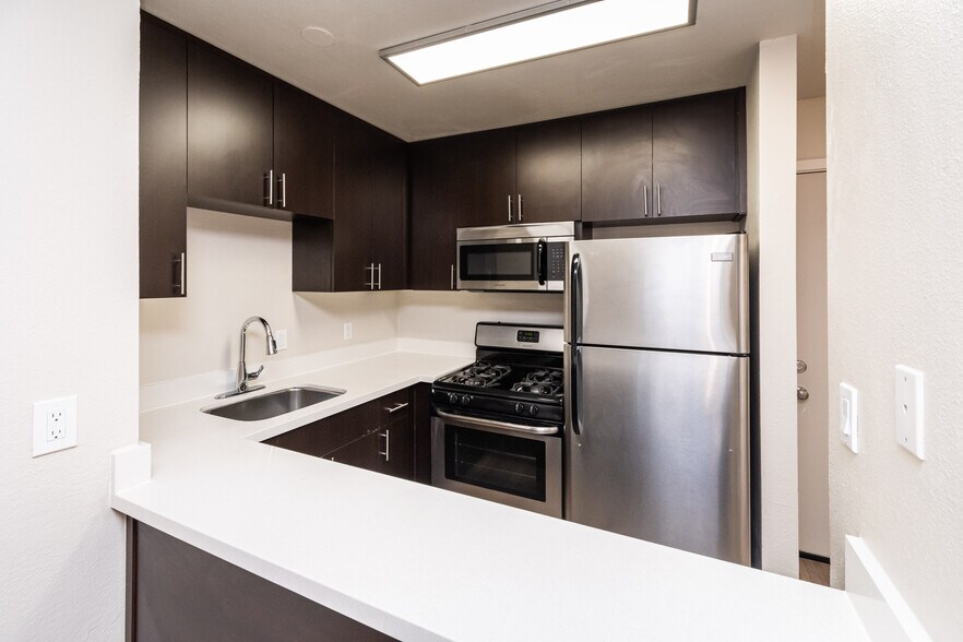 More Photos Of 555 Douglas St, West Sacramento Apartments For Sale