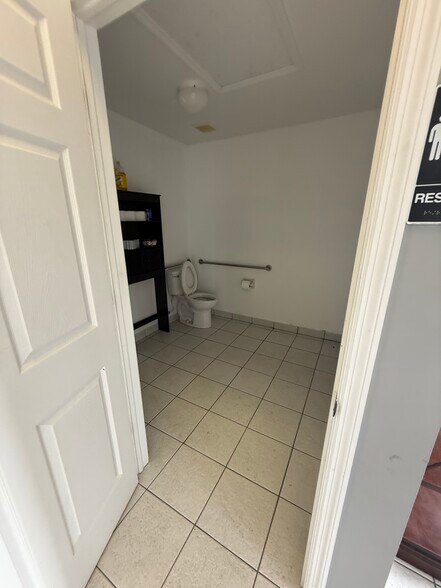 More Photos Of 4516 SE 16th Pl, Cape Coral Showroom For Lease