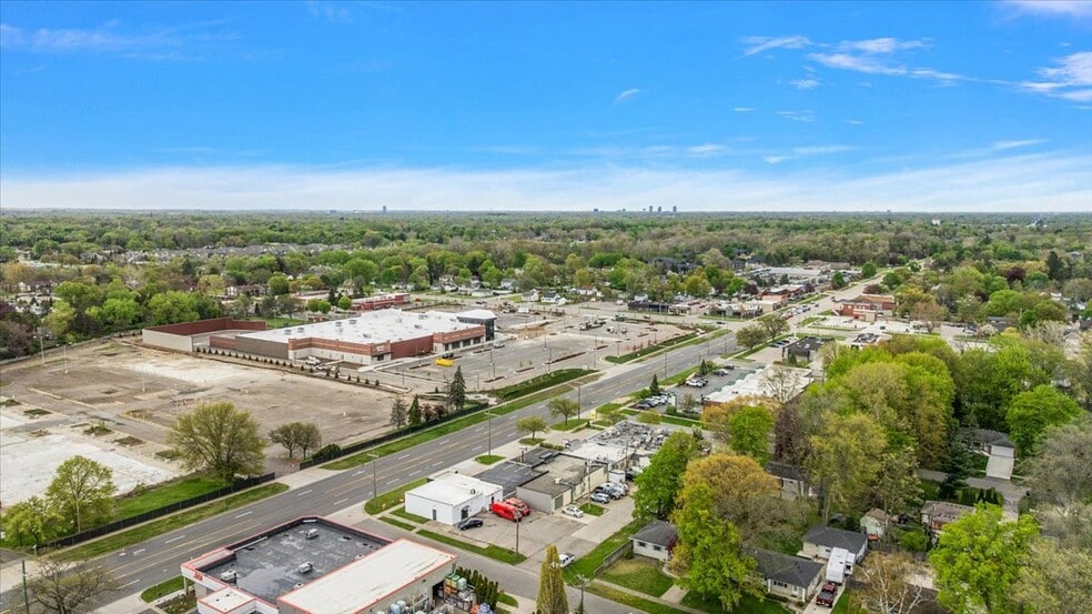More Photos Of 33535-33537 7 Mile Rd, Livonia Freestanding For Lease