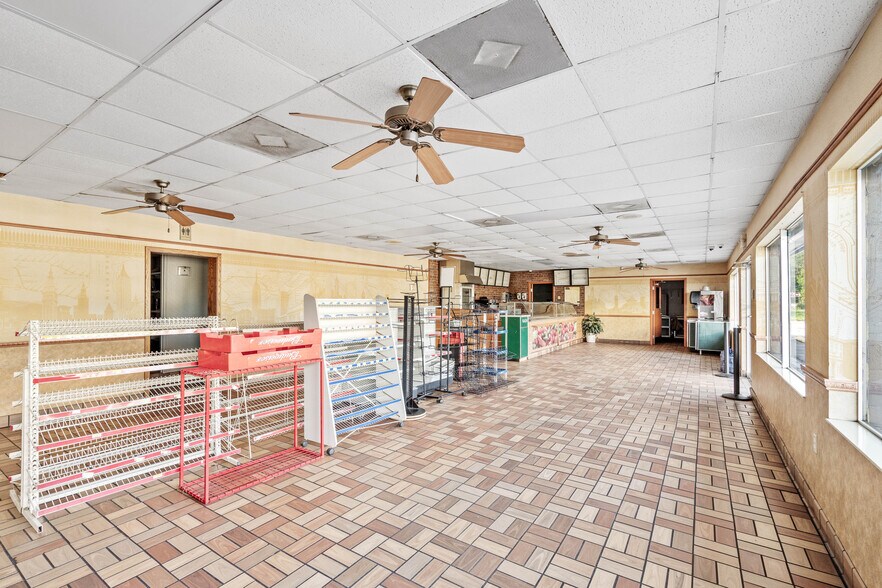 More Photos Of 5 Lane St, Yemassee Storefront For Lease