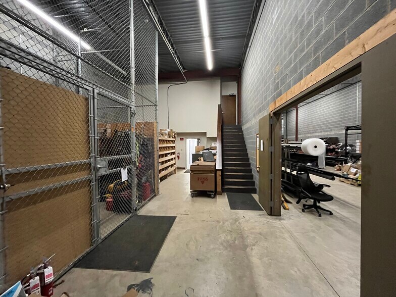 More Photos Of 340-342 Crompton St, Charlotte Light Manufacturing For Lease