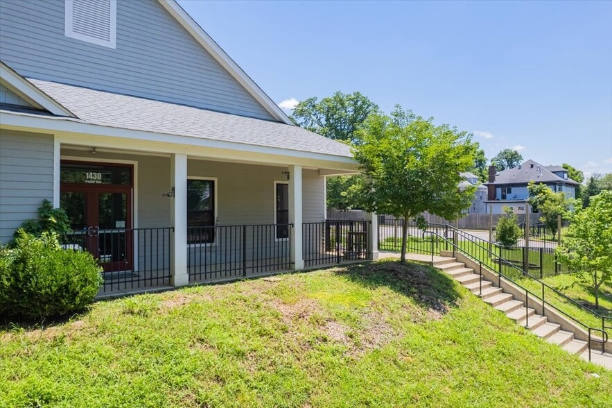 More Photos Of 1430 Poplar Ave, Memphis Office For Sale