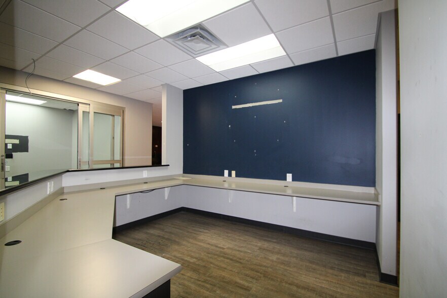 More Photos Of 9911 Shelbyville Rd, Louisville Office For Lease