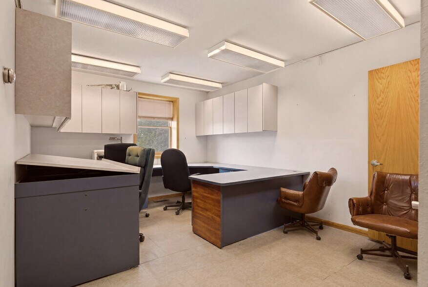 More Photos Of 520 W Broadway St, Blair Warehouse For Sale