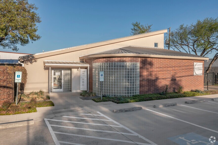 More Photos Of 11125 Shady Trl, Dallas Showroom For Sale
