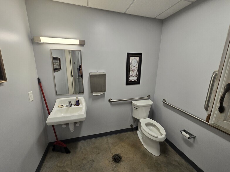 More Photos Of 141-151 Thomas Green Blvd, Clemson Unknown For Lease