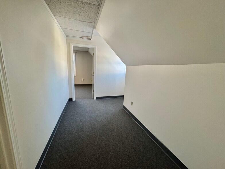 More Photos Of 567-575 E Main Rd, Middletown Freestanding For Lease