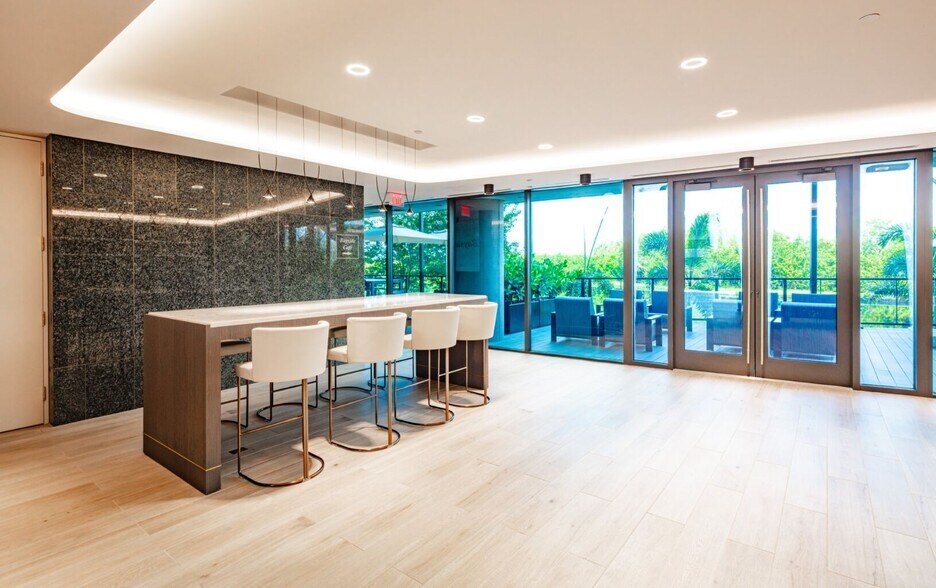 More Photos Of 3000 Bayport Dr, Tampa Office For Lease