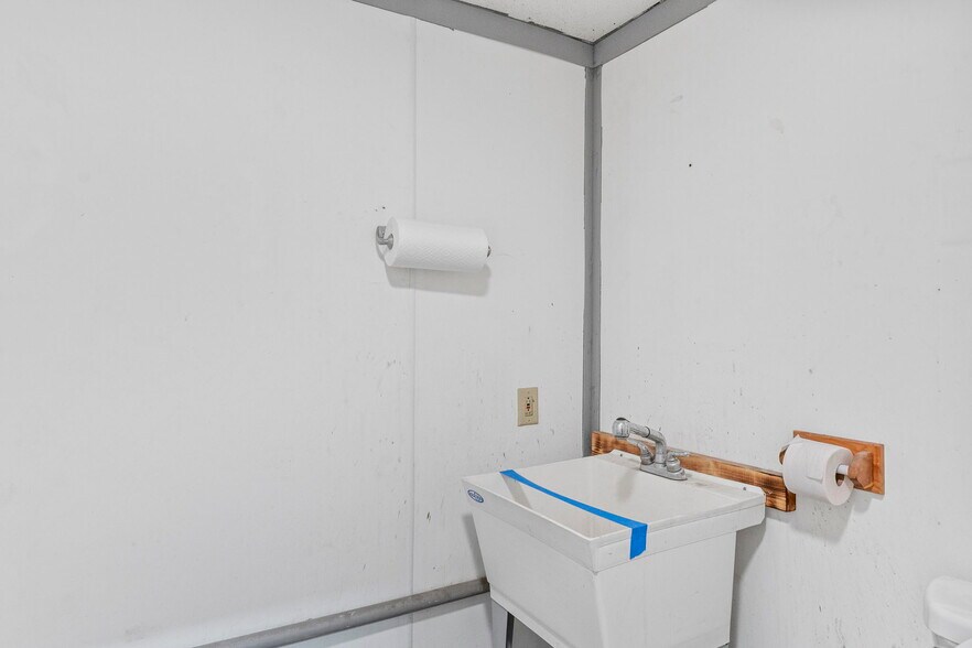 More Photos Of 403 Maple St, Overbrook Warehouse For Sale