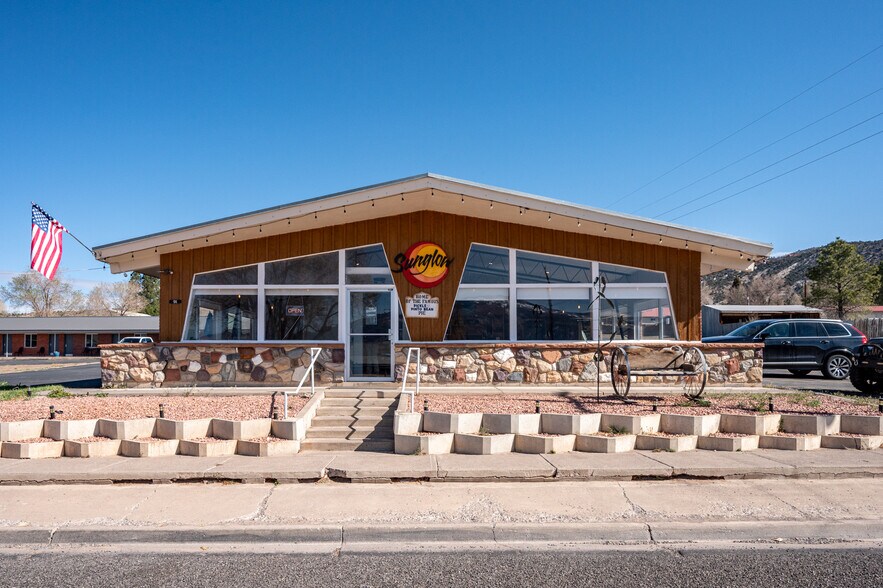 More Photos Of 91 E Main St, Bicknell Hotel For Sale