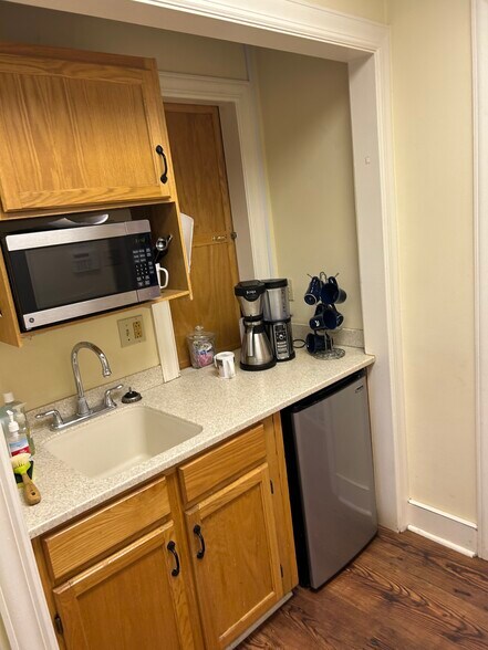 More Photos Of 879 Fritztown Rd, Sinking Spring Office For Sale