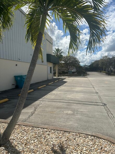 More Photos Of 161 Commerce Rd, Boynton Beach Warehouse For Sale