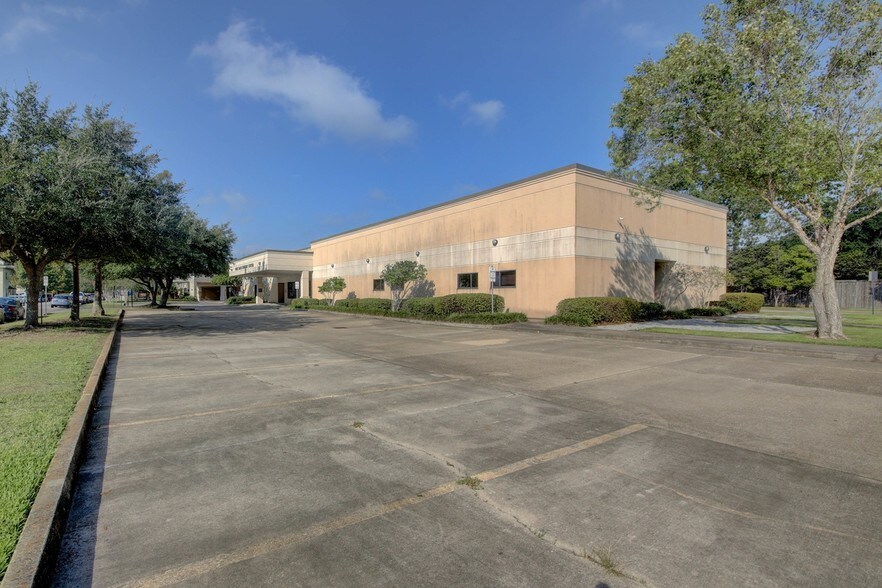 More Photos Of 901 Wilson St, Lafayette Hospital For Sale